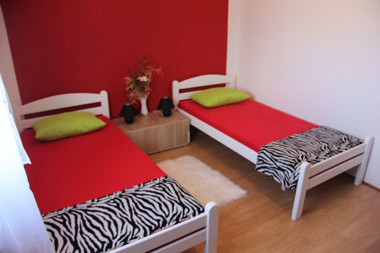 Апартаменти Apartmans Dina And Hana Radeki Polje 50 Loborika Екстер'єр фото